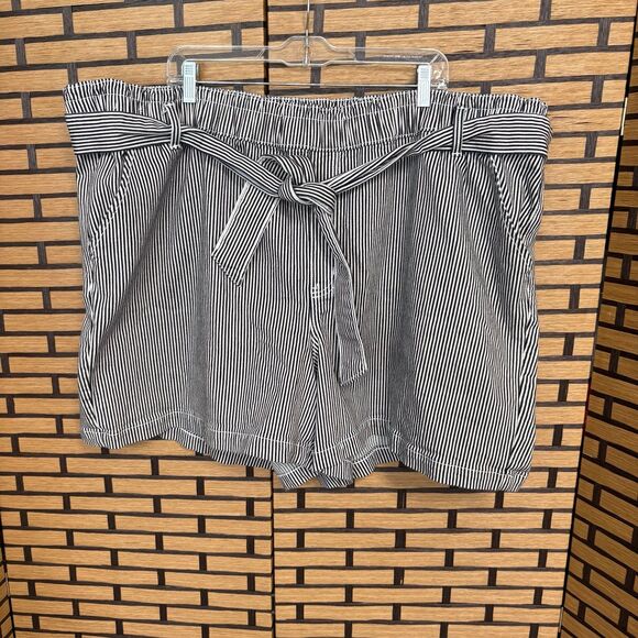 Lane Bryant Black And White Stripe High Rise Bermuda Belted Shorts Size 26‎ - Picture 1 of 9